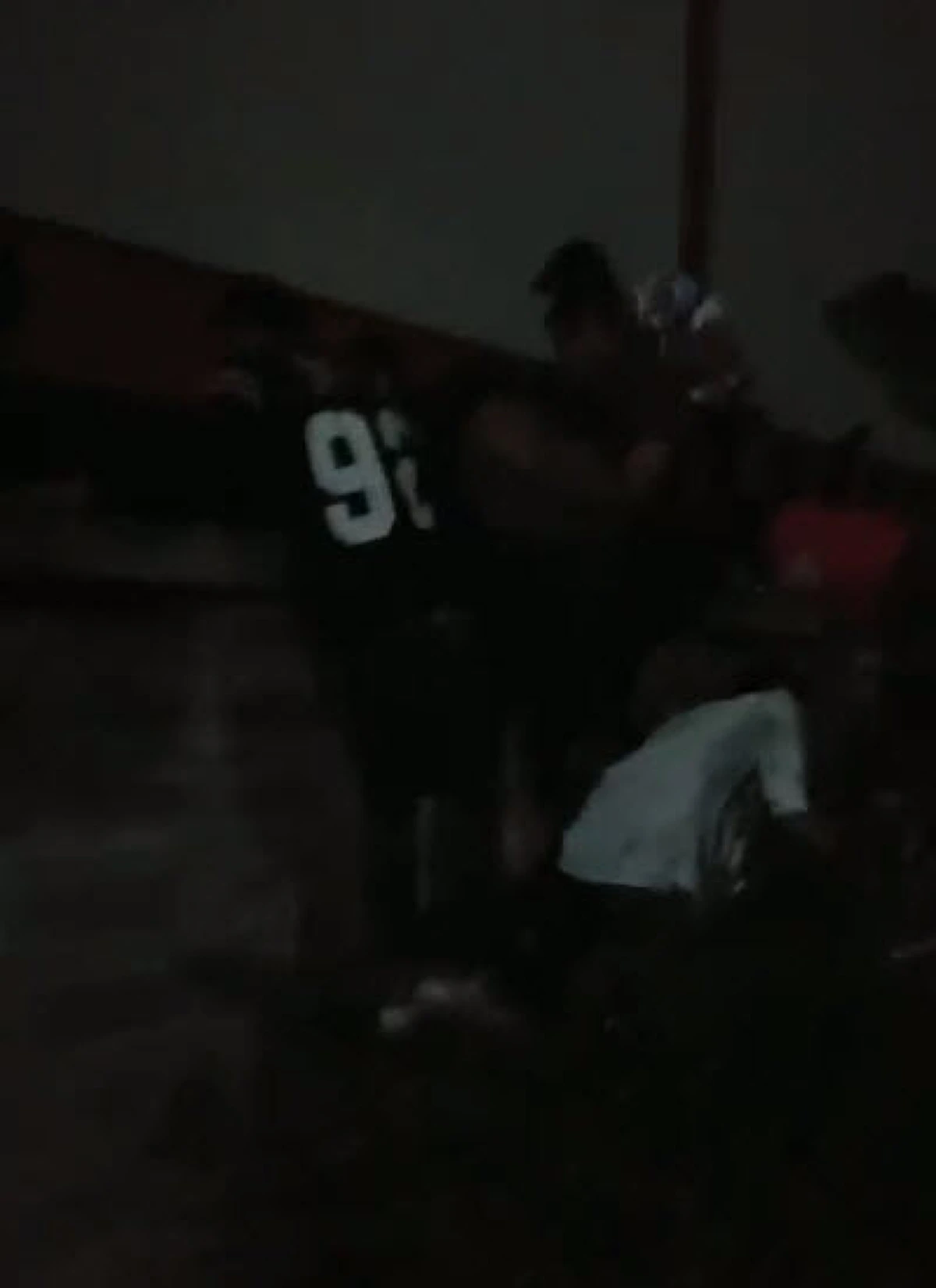 คลิปนักเที่ยว หนีกระเจิง กำลังปีนกำแพงออกทางหลังสถานบันเทิง 56 Arena Music Hall หลังเจ้าหน้าที่นำกำลังเข้าตรวจ (คลิป)