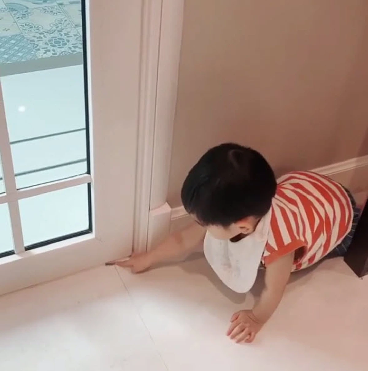 \"น้องอคิณ\" ลูกเเม่เนย เจอจิ้งจกเเม้จะกล้าๆกลัวๆเเต่ก็ยังจะจับ ชาวเน็ตเเซว น้องน่ารักเเต่กลัวเเทนจริงๆ (คลิป)