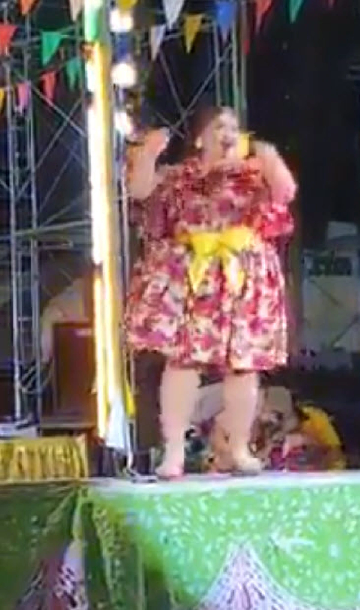 สาวน้อยร้อยชั่ง  โชว์เต้นเพลง "บักแตงโม" บนเวทีสร้างสีสันให้กับคนดู (คลิป)