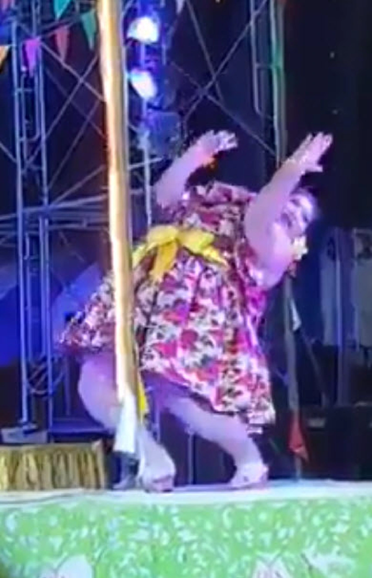 สาวน้อยร้อยชั่ง  โชว์เต้นเพลง "บักแตงโม" บนเวทีสร้างสีสันให้กับคนดู (คลิป)