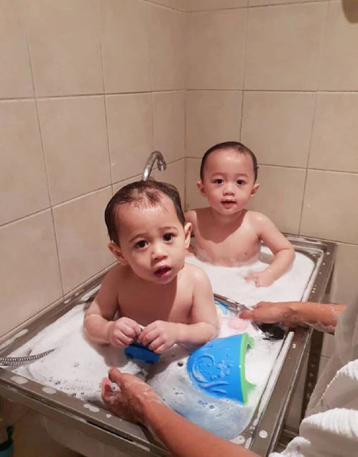 "สายฟ้า-พายุ" สองแฝดซุปตาร์ตัวน้อย ตีฟองเล่นน้ำในอ่างล้างจานบ้านคุณยาย