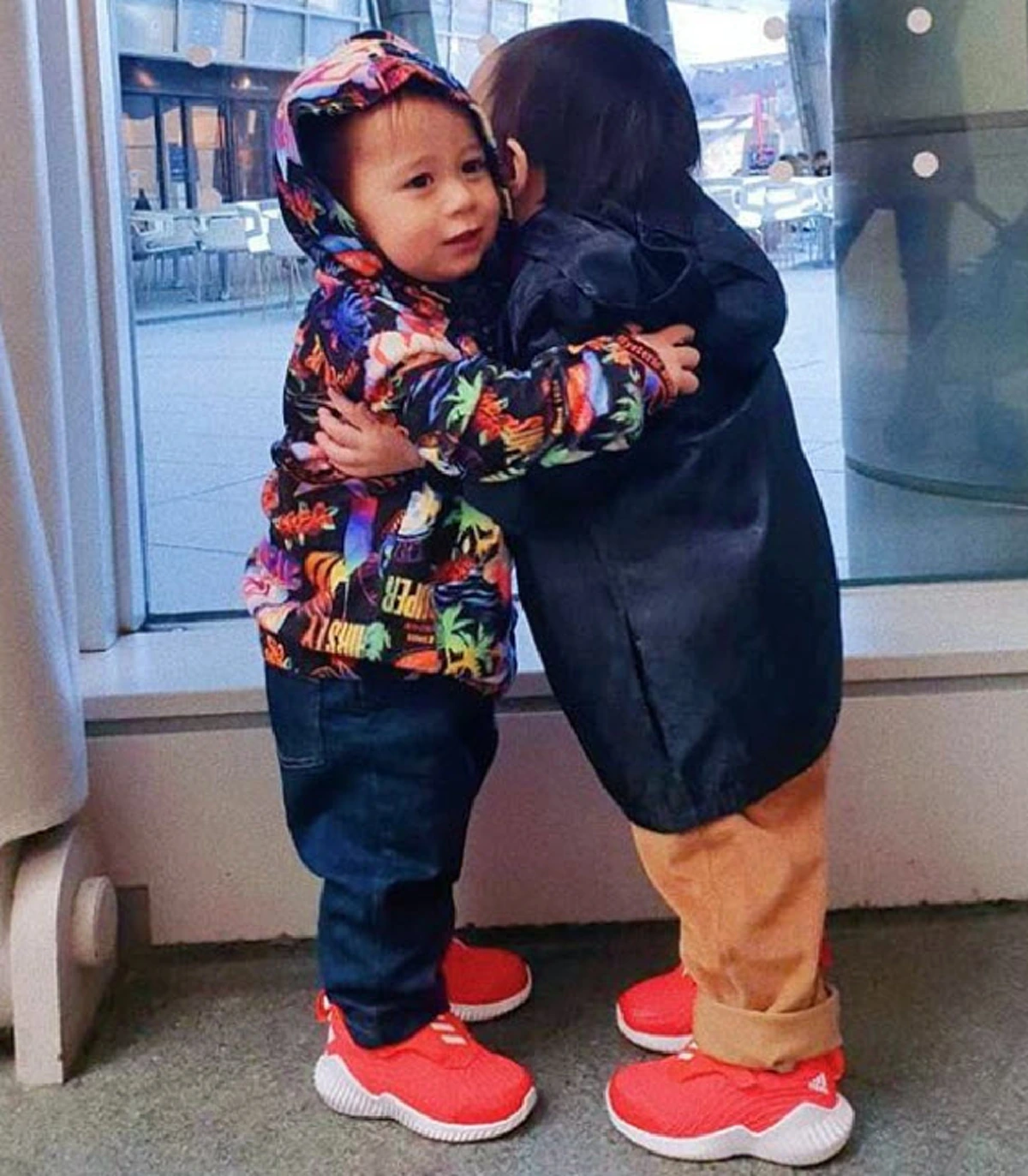 "สายฟ้า-พายุ" สองแฝดซุปตาร์ตัวน้อย ตีฟองเล่นน้ำในอ่างล้างจานบ้านคุณยาย