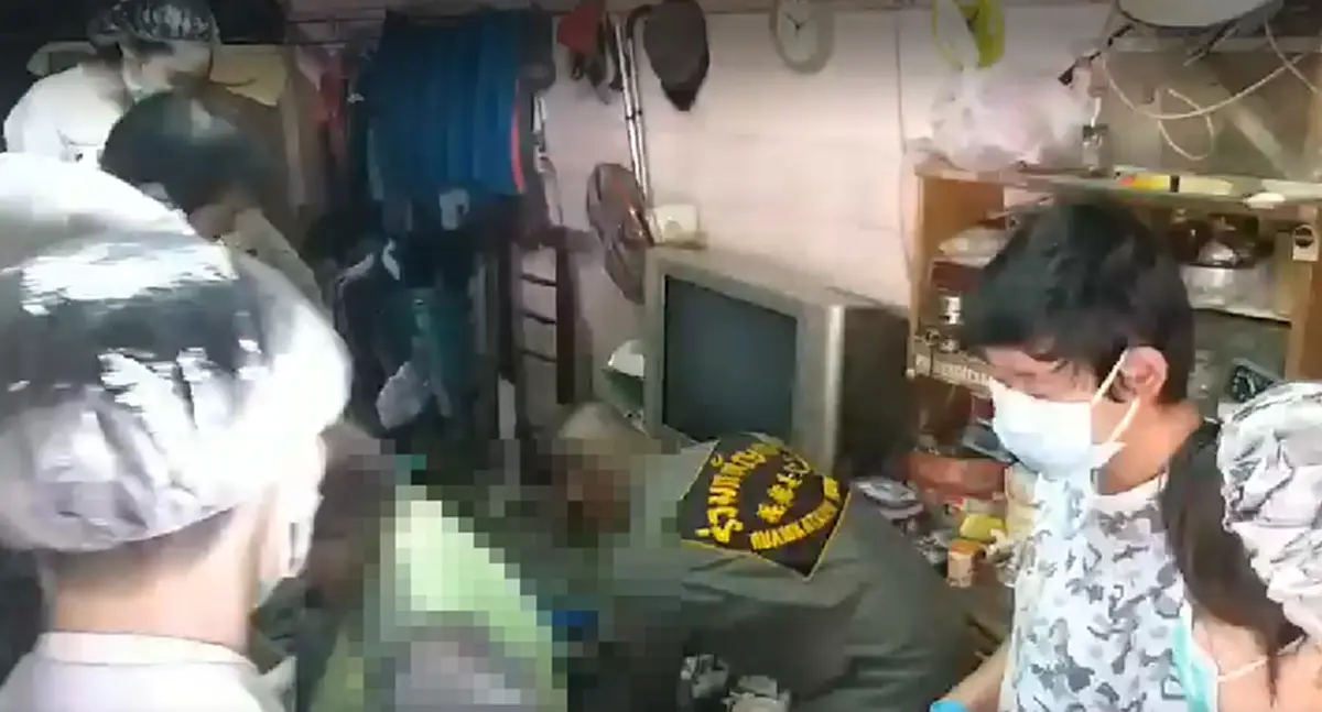 แม่วัย 80 นอนเฝ้าลูกชายในแฟลตกลางกรุง จนกลิ่นโชยถึงรู้อยู่กับร่างไร้วิญญาณนานกว่า 3 วัน (คลิป)