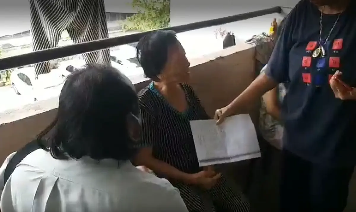 แม่วัย 80 นอนเฝ้าลูกชายในแฟลตกลางกรุง จนกลิ่นโชยถึงรู้อยู่กับร่างไร้วิญญาณนานกว่า 3 วัน (คลิป)