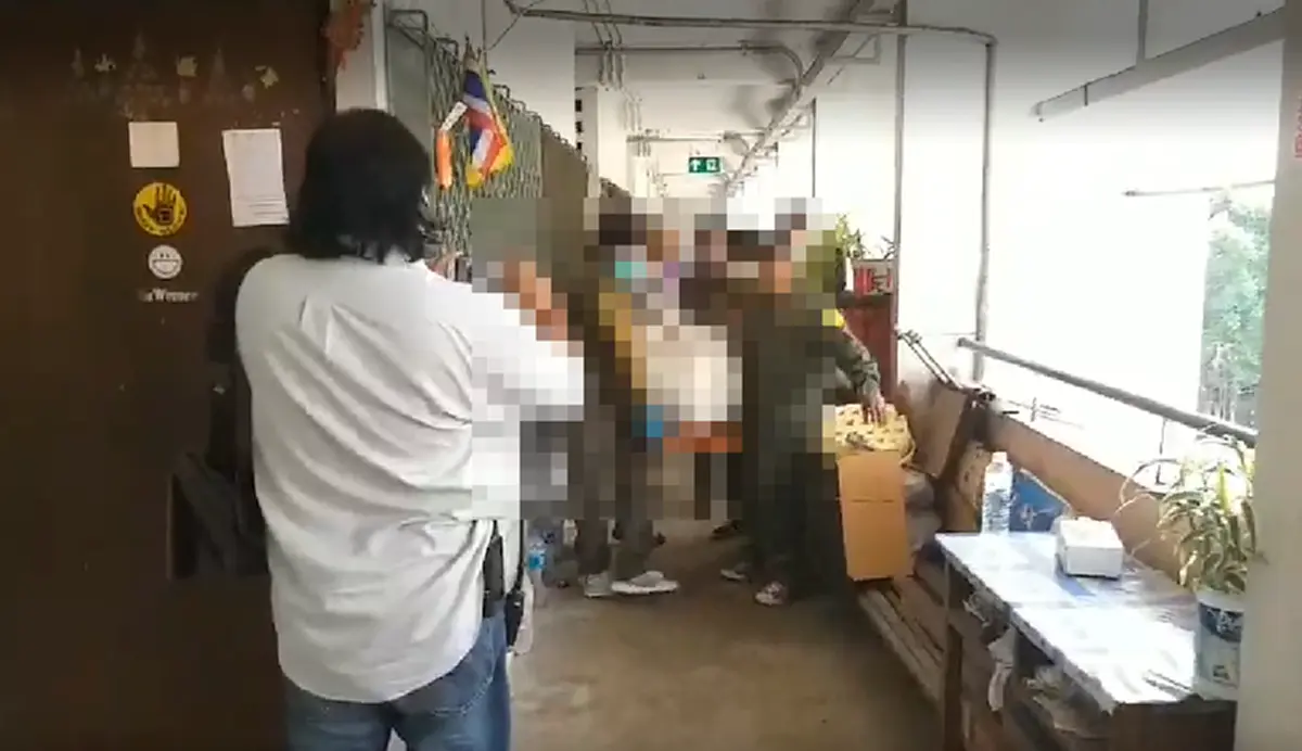 แม่วัย 80 นอนเฝ้าลูกชายในแฟลตกลางกรุง จนกลิ่นโชยถึงรู้อยู่กับร่างไร้วิญญาณนานกว่า 3 วัน (คลิป)