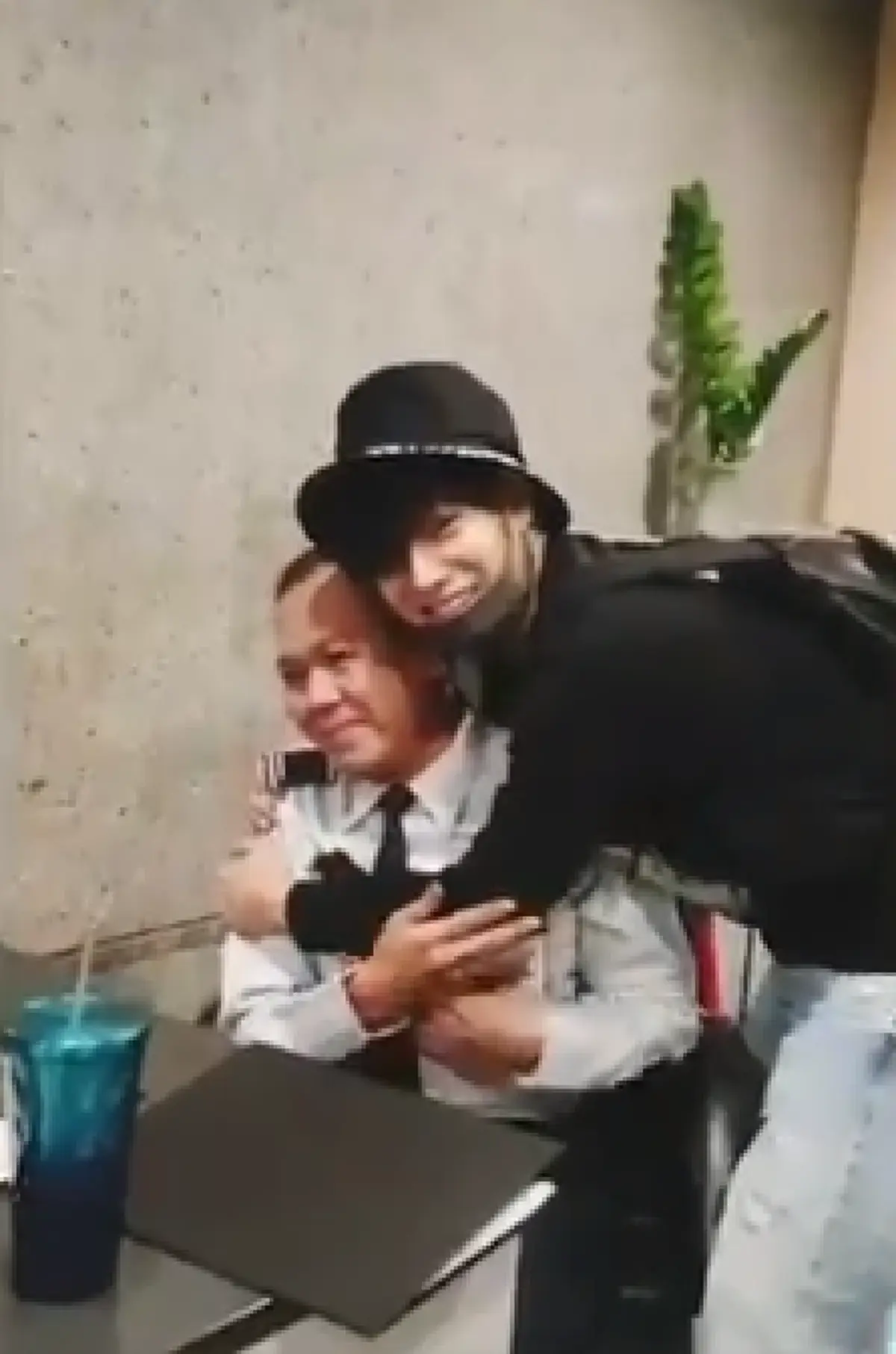 \"เป๊ก ผลิตโชค\" ทักทายพี่รปภ. เป็นกันเอง แถมกอดกันกลมไม่ถือตัวเลยสักนิด(คลิป)