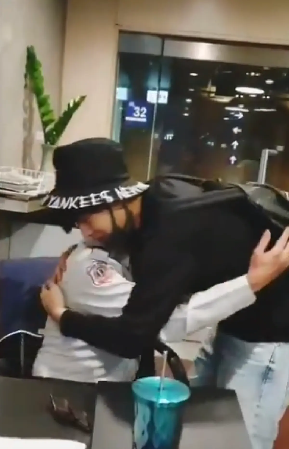 \"เป๊ก ผลิตโชค\" ทักทายพี่รปภ. เป็นกันเอง แถมกอดกันกลมไม่ถือตัวเลยสักนิด(คลิป)