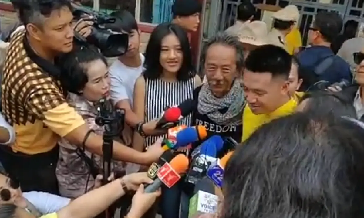 "ไผ่ ดาวดิน" หน้าระรื่น หวนคืนสู่อิสรภาพ หลังได้รับ "พระราชทานอภัยโทษ" คดี ม.112 - หมิ่นสถาบัน!