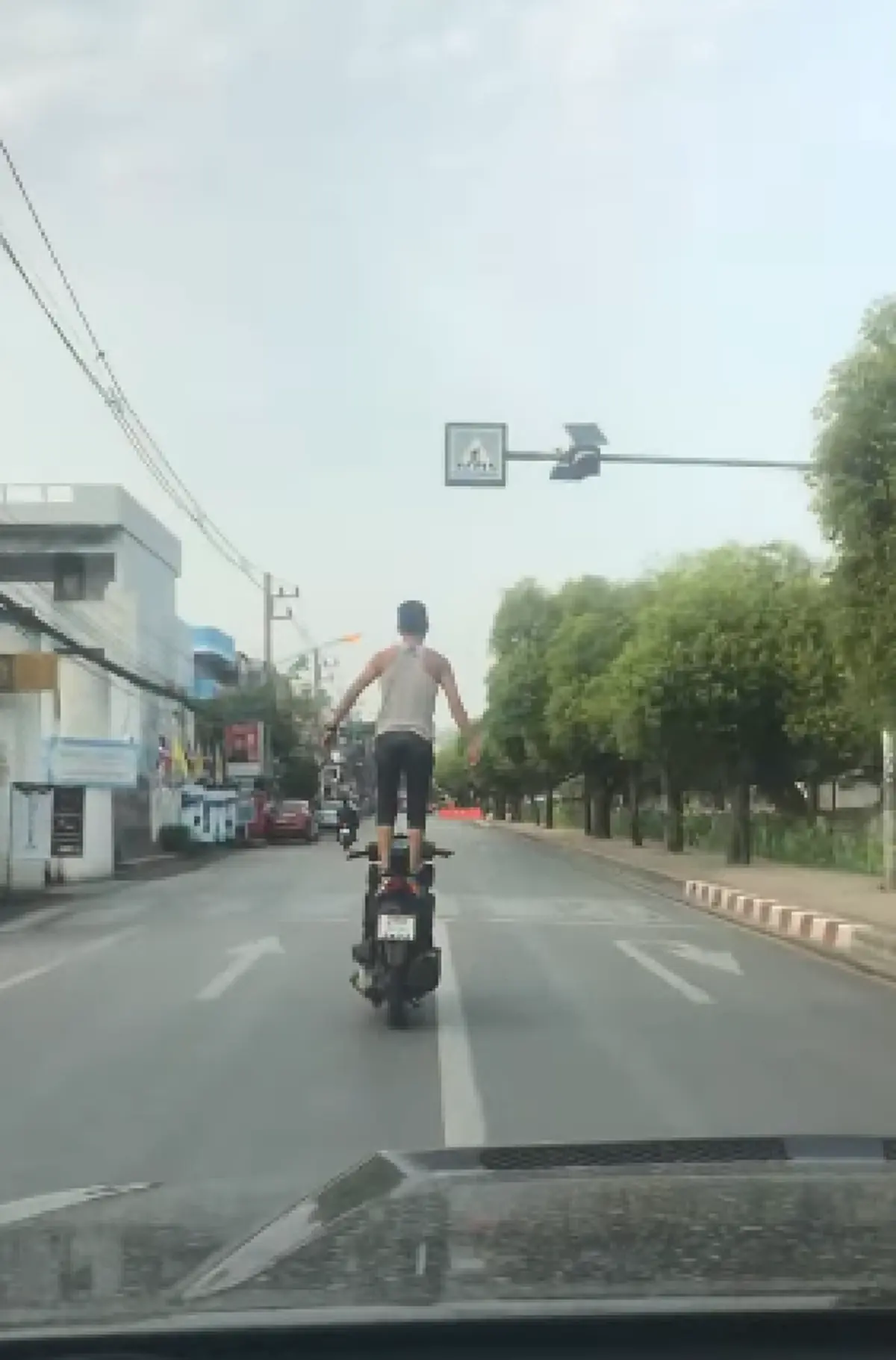 หนุ่มไทใหญ่ใจห้าวขี่มอเตอร์ไซค์ผาดโผน กลางเมืองเชียงใหม่