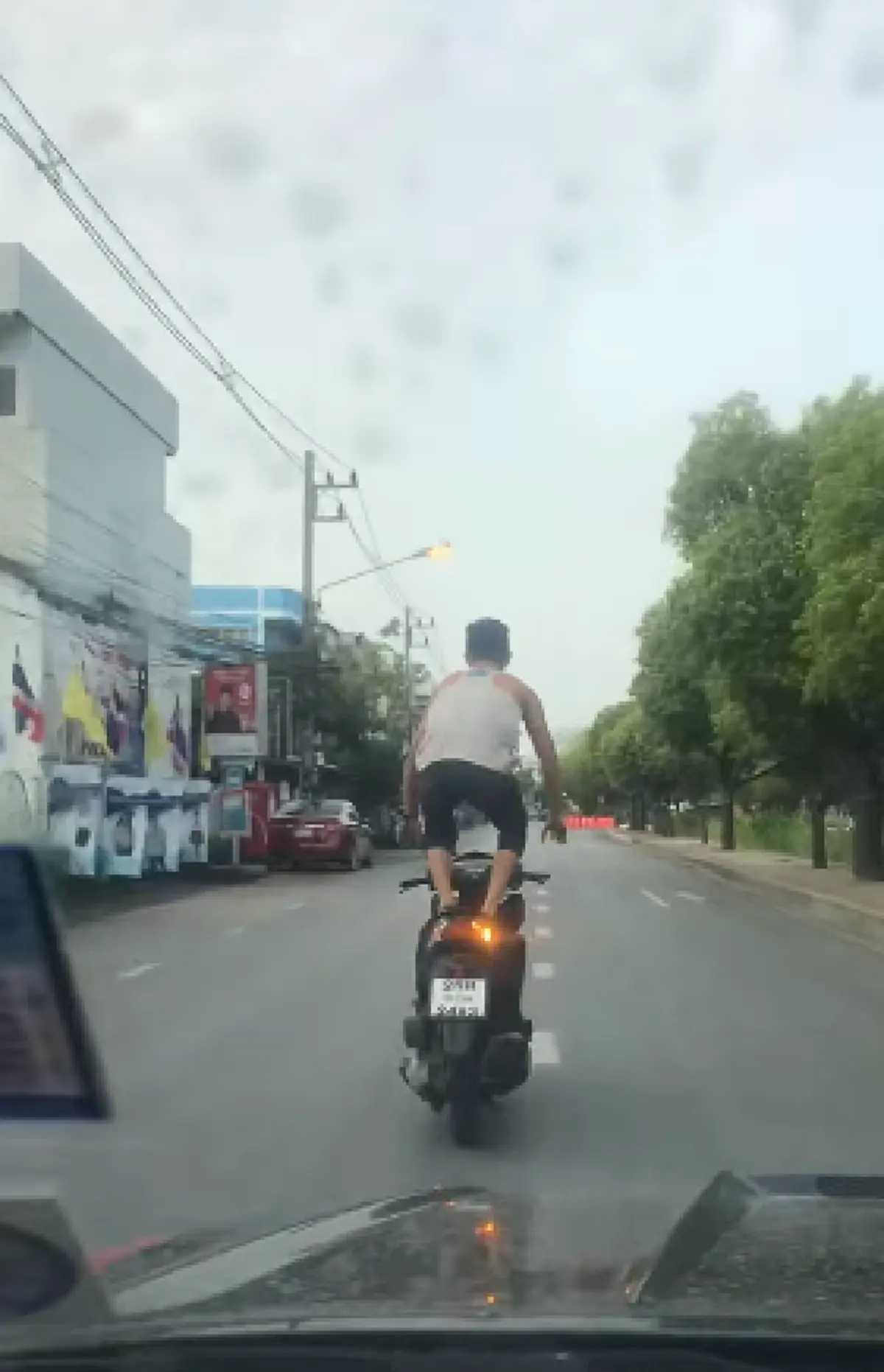 หนุ่มไทใหญ่ใจห้าวขี่มอเตอร์ไซค์ผาดโผน กลางเมืองเชียงใหม่