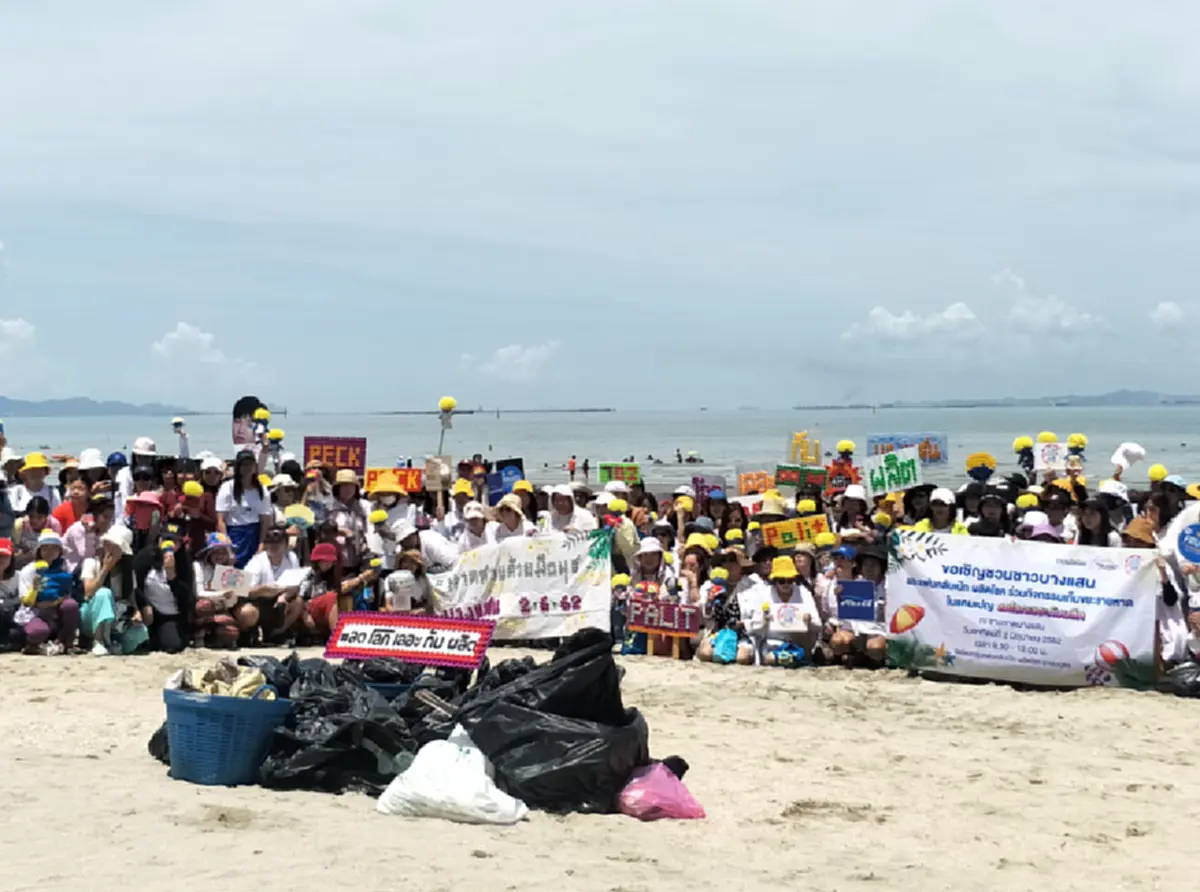 นุช แฟนคลับ เป๊ก ผลิตโชค รวมตัว เก็บขยะริมชายหาดบางแสน