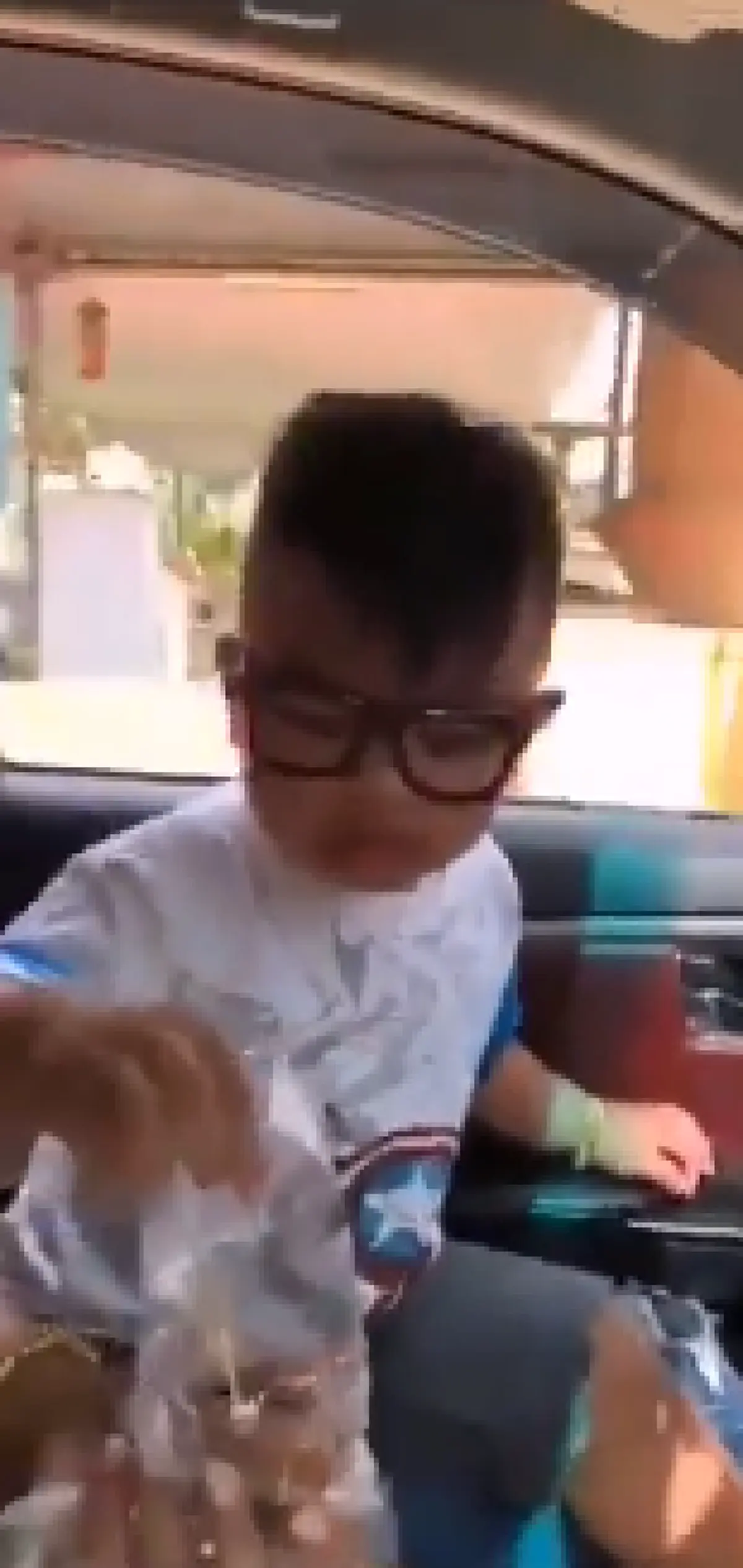 รถหรูขับย้อนศร บอกมีเหตุจำเป็น ต้องซื้อหมูปิ้งให้ลูก (คลิป)