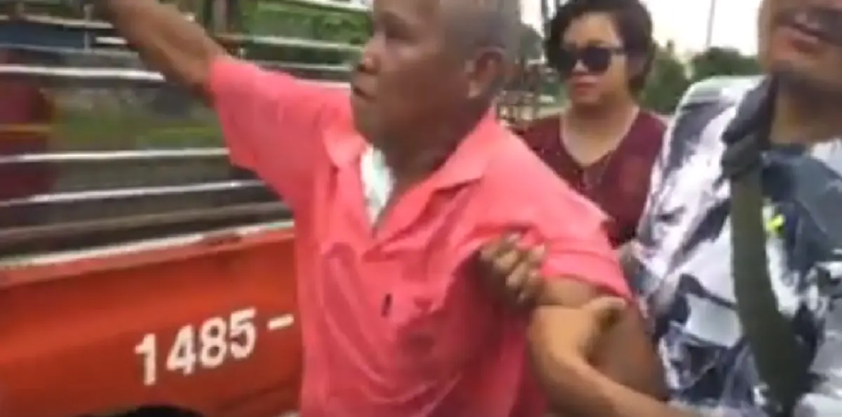 ลุงกำลังจะกลับบ้าน เจอโชเฟอร์รถตู้ให้ลงกลางทาง (คลิป)