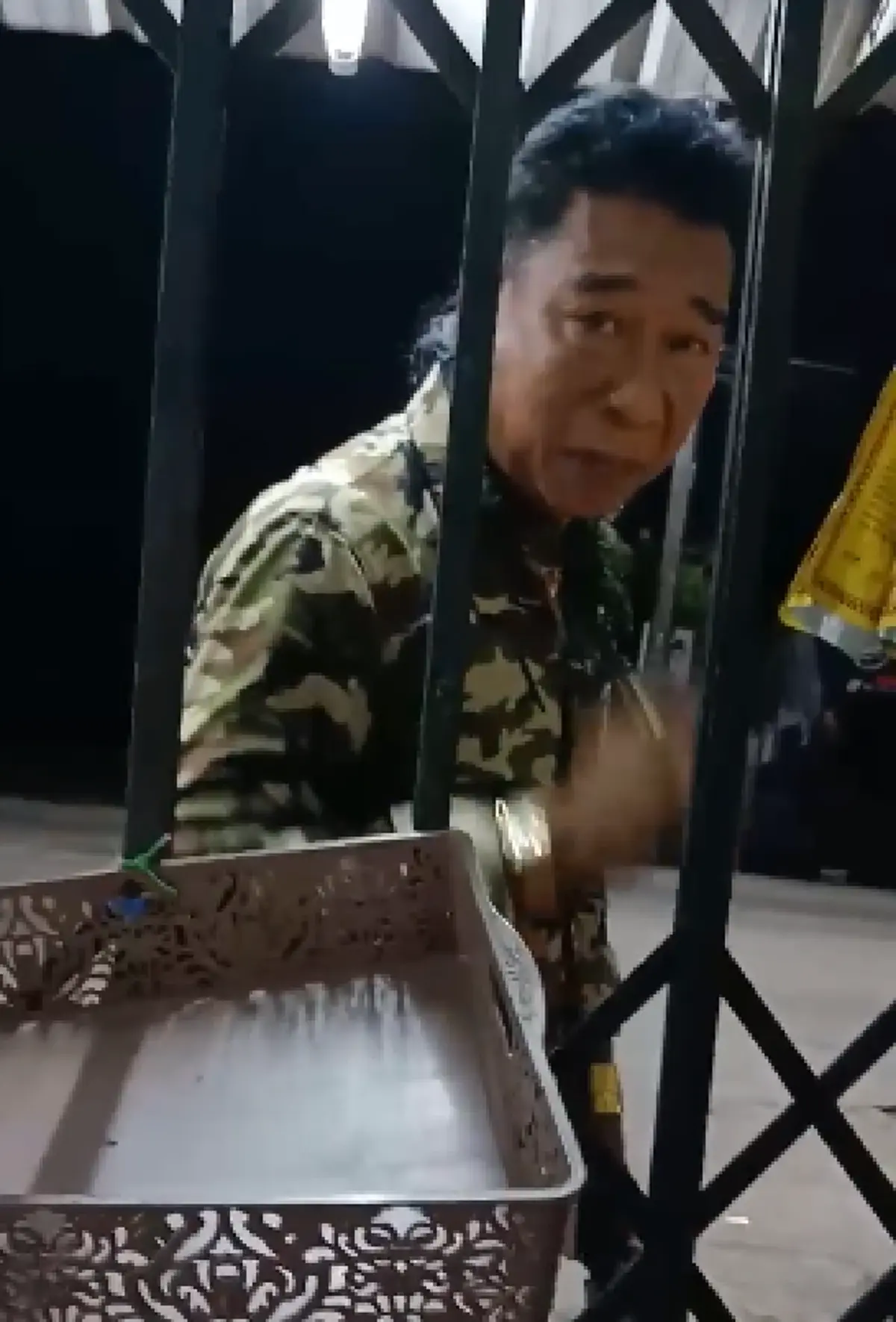 เปิดอีกคลิป ชายอ้างเป็นตำรวจปคบ. รีดเงินร้านขายชำ อ้างเขตนี้ผมดูแลอยู่