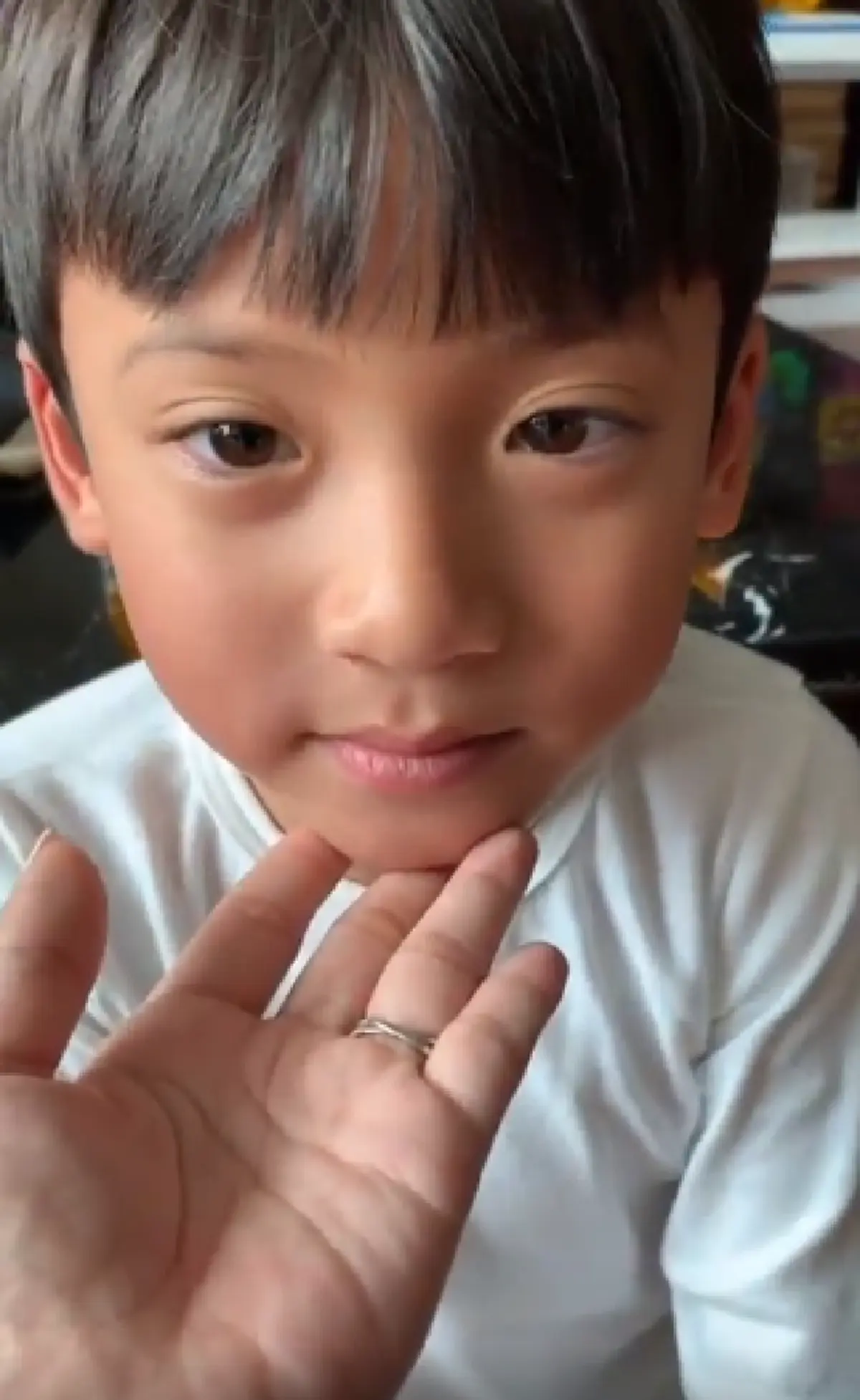 นานา กลั้นน้ำตาไว้ไม่อยู่ น้องบีน่า บรู๊คลิน นำพวงมาลัยที่ร้อยเองมากราบเท้าแม่(คลิป)