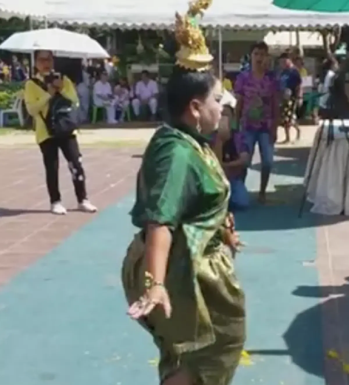 คนแห่ดูรำบวงสรวงปู่ศรีสุทโธ คำชะโนด นางรำเขียนเลขใส่กระดาษ บอกโชคดีทุกงวด