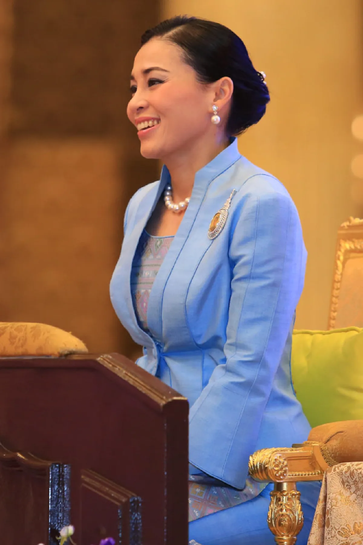 สมเด็จพระราชินีทรงเป็นกันเอง ทรงจับมือมาดามแป้งให้ลุกขึ้นยืน