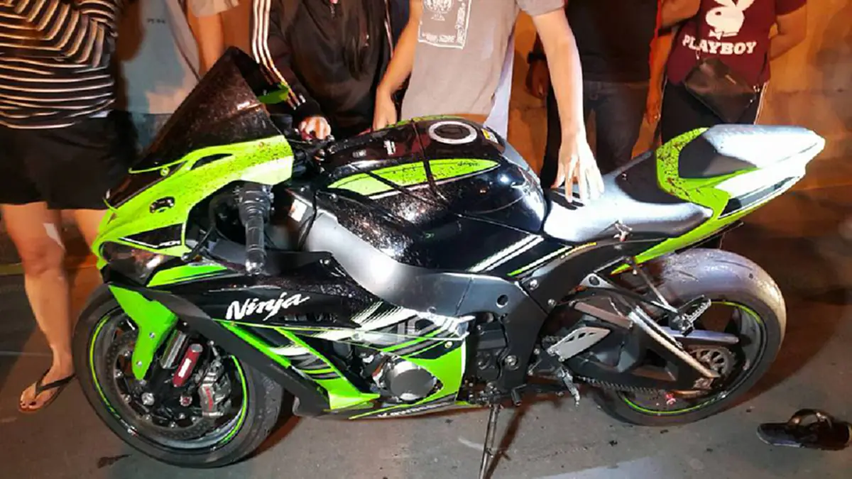 อุโมงอาถรรพ์?? สุดสลดหนุ่มซิ่งบิ๊กไบค์ เสียหลักคว่ำชนกำแพง อุโมงค์ราบ11 เสียชีวิต 2 ราย?? แม่ร่ำให้หนักเพิ่งซื้อรถให้เพียง 3 เดือน!!(มีคลิป)