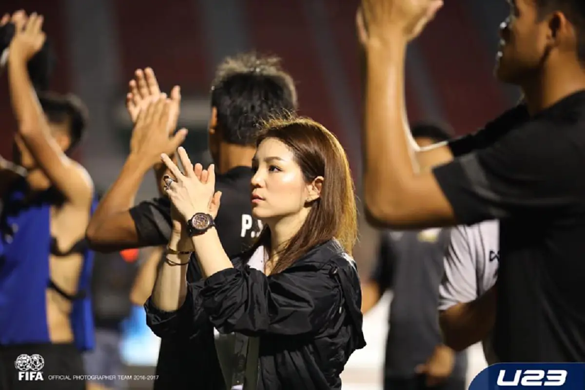 ภาพความน่ารัก และความสวย ความเก่ง ของเธอคนนี้ "มาดามเดียร์" วทันยา วงศ์โอภาสี อดีตผู้จัดการทีมชาติไทย รุ่นอายุไม่เกิน 23 ปี (เจอดี - คลิป)