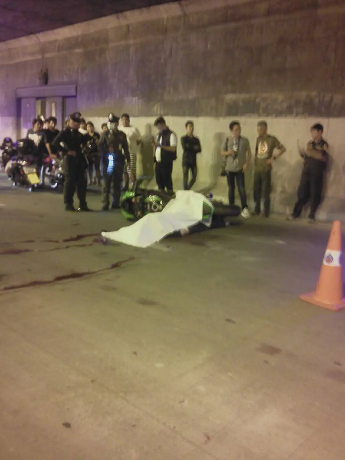 อุโมงอาถรรพ์?? สุดสลดหนุ่มซิ่งบิ๊กไบค์ เสียหลักคว่ำชนกำแพง อุโมงค์ราบ11 เสียชีวิต 2 ราย?? แม่ร่ำให้หนักเพิ่งซื้อรถให้เพียง 3 เดือน!!(มีคลิป)