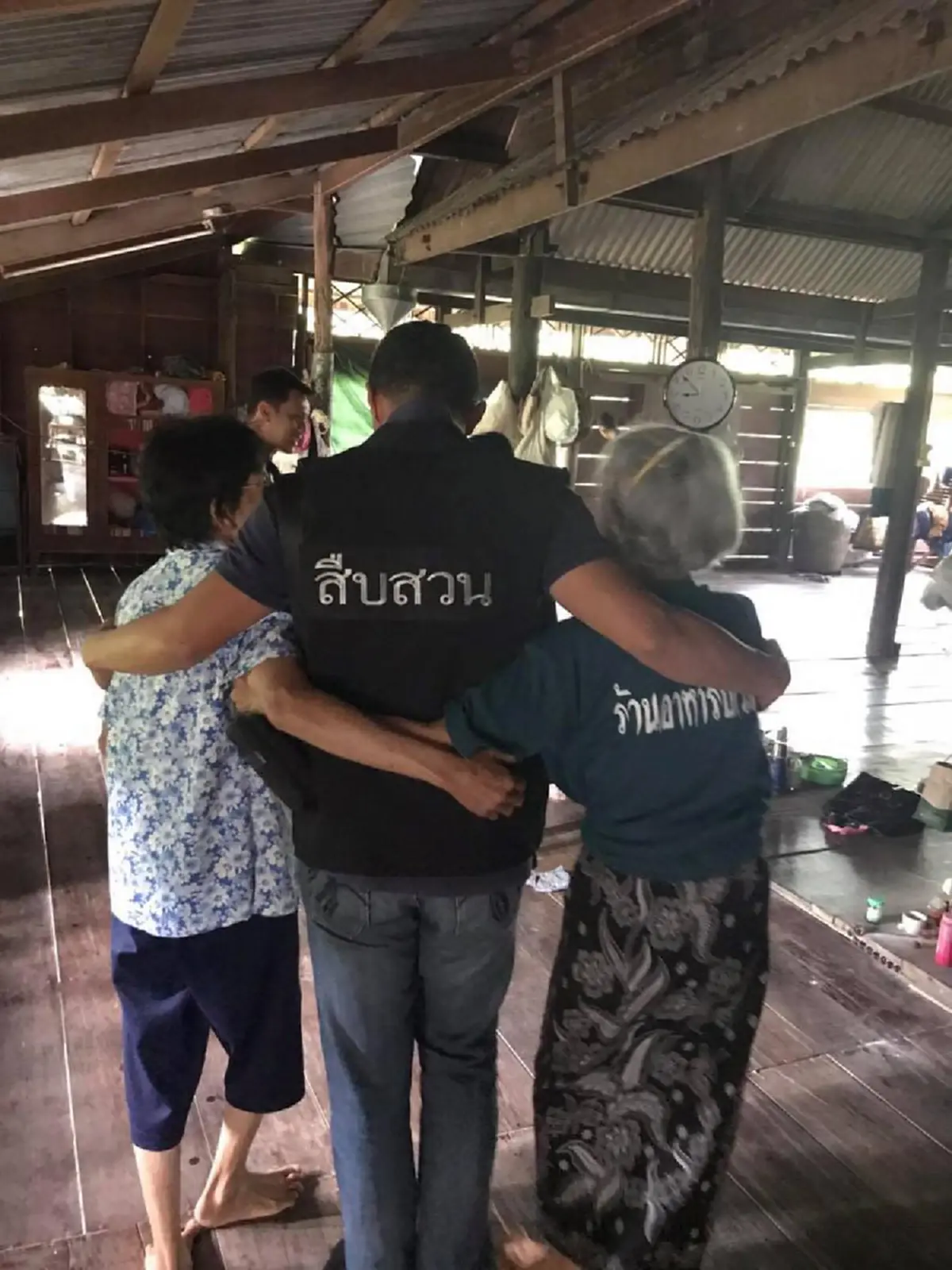 โมเม้นต์ตร.ทำสิ่งดีๆมีค่าควรแชร์!!เปิดใจรองผกก."เมืองแม่กลอง" ตามเงินหลายแสนจากแก๊งตุ๋นคืนเจ้าทุกข์ พร้อมปฏิเสธรับสินน้ำใจทำคุณยายน้ำตาซึม??