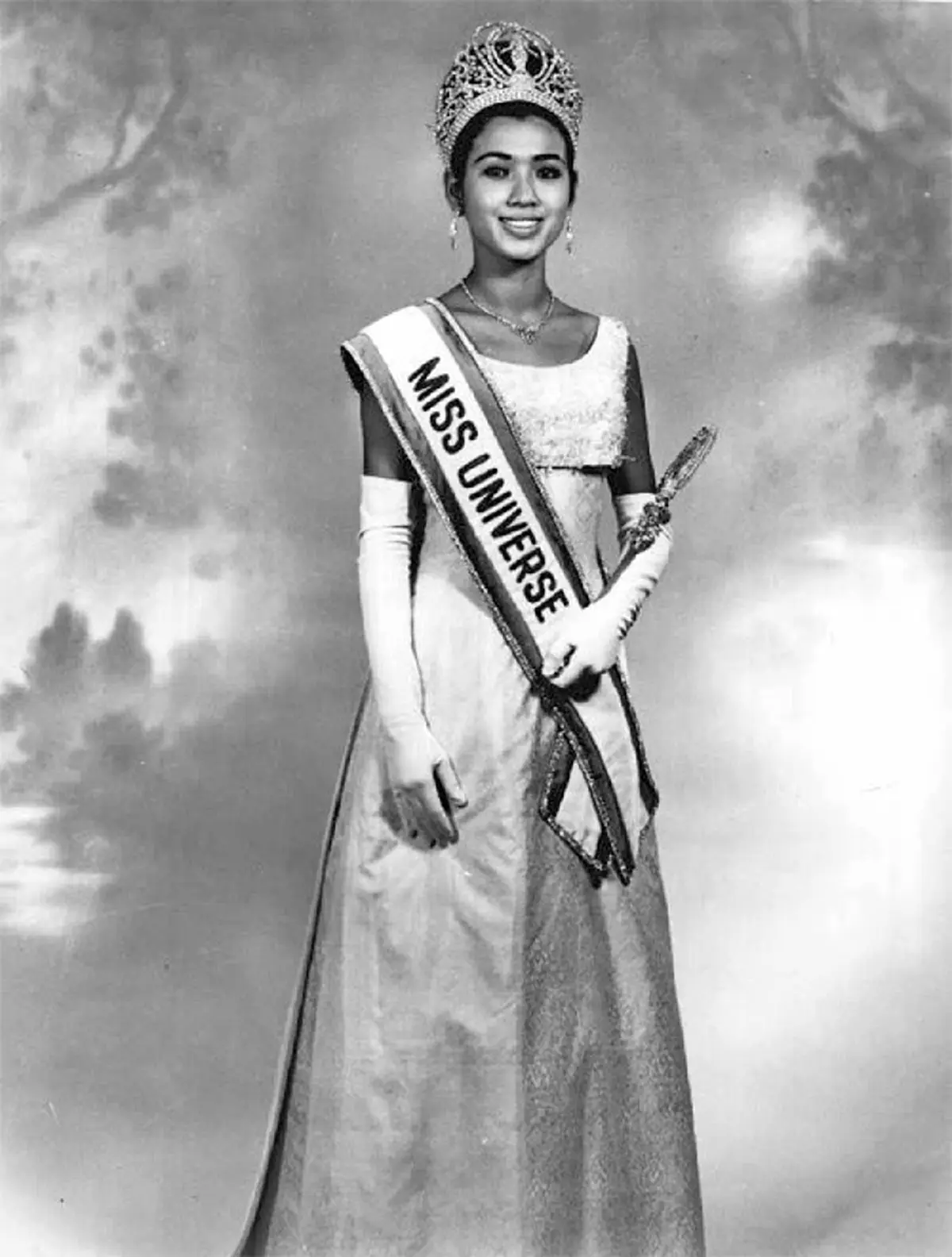 ย้อนรอยนางงามจักรวาล!! ๒๔ กรกฎาคม "อาภัสรา หงสกุล" สาวไทยคนแรกที่คว้ามงกุฏนางงามจักรวาลในการประกวดที่ฟลอริดา สหรัฐอเมริกา #วันนี้ในอดีต