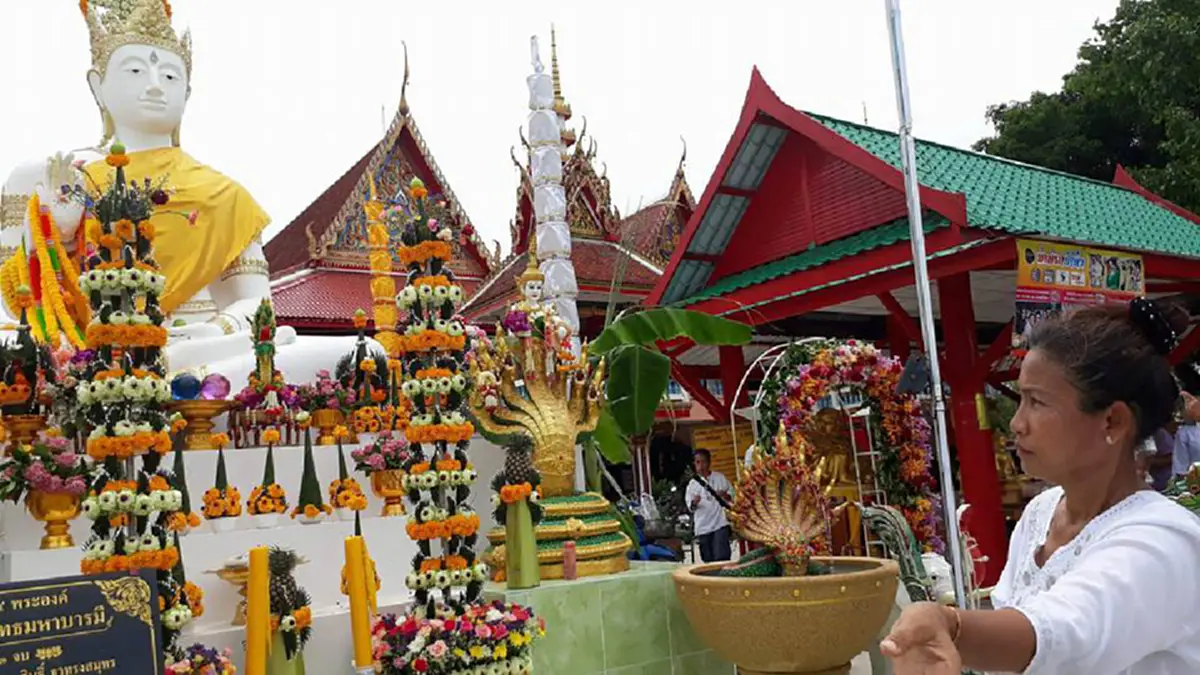 คอหวยฮือฮา!!! ชาวบ้านแห่ขอโชคพระเจ้าทันใจ จ.สุพรรณบุรี หลังเจ้าของโรงงานถูกรางวัลหลักล้าน จนถูกยกให้เป็นคำชะโนด 6