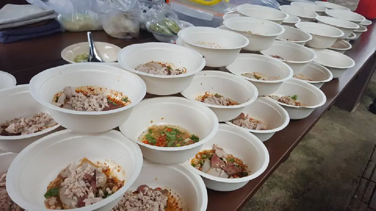 กราบหัวใจรัวๆ!! ป้าจิ๊ อัจฉราพรรณ ดารานักแสดงรุ่นใหญ่ เปิดบ้านไม้สักของตัวเองเป็นโรงทาน แจกอาหารและทุนการศึกษาให้นักเรียนและคนทั่วไป