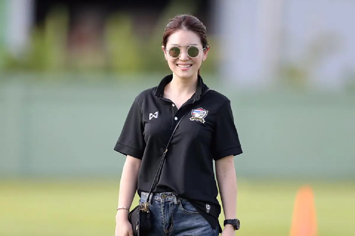 ภาพความน่ารัก และความสวย ความเก่ง ของเธอคนนี้ "มาดามเดียร์" วทันยา วงศ์โอภาสี อดีตผู้จัดการทีมชาติไทย รุ่นอายุไม่เกิน 23 ปี (เจอดี - คลิป)