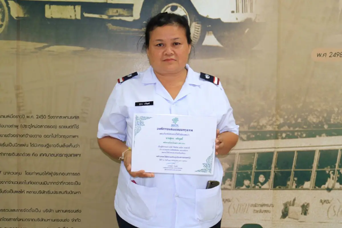 ปลาบปลื้มอย่างหาที่สุดมิได้!! "รัชกาลที่10" โปรดเกล้าฯ ผู้เเทนพระองค์ มอบกระเช้าพร้อมเสื้อพระราชทาน "พนง.เก็บค่าโดยสารปอ.511"ผู้ซื่อสัตย์