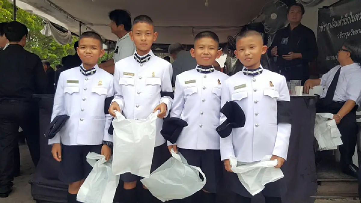 ด้วยน้ำพระทัย!!! สมเด็จพระเจ้าอยู่หัว ร.10 พระราชทานอาหารและน้ำดื่ม แก่ประชาชนที่มากราบพระบรมศพ ในหลวง ร.9