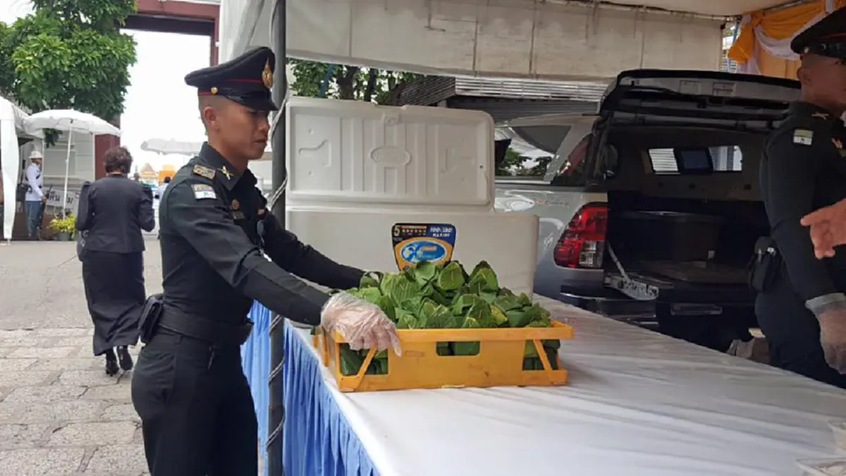 ด้วยน้ำพระทัย!!! สมเด็จพระเจ้าอยู่หัว ร.10 พระราชทานอาหารและน้ำดื่ม แก่ประชาชนที่มากราบพระบรมศพ ในหลวง ร.9