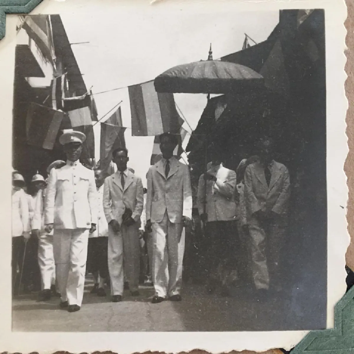 เป็นบุญตาแท้ๆ..ชมภาพประวัติศาสตร์ "ร.8และร.9" ทรงเชื่อมสองดวงใจไทย-จีนให้เป็นหนึ่ง เสด็จเยือนสำเพ็ง ประชาชนแน่นขนัด รอชื่นชมพระบารมี