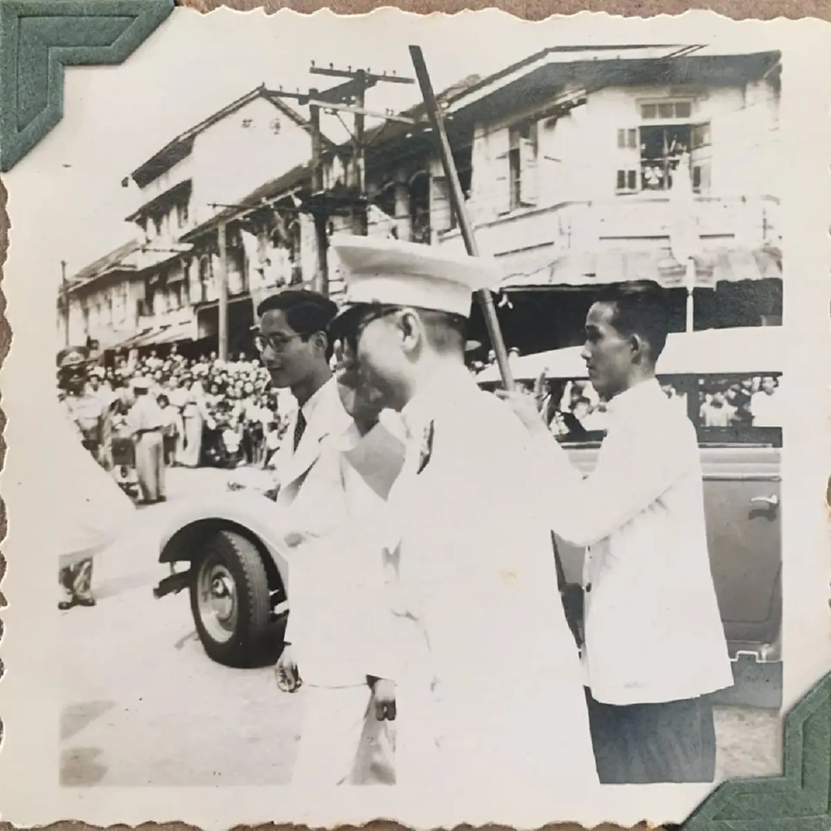 เป็นบุญตาแท้ๆ..ชมภาพประวัติศาสตร์ "ร.8และร.9" ทรงเชื่อมสองดวงใจไทย-จีนให้เป็นหนึ่ง เสด็จเยือนสำเพ็ง ประชาชนแน่นขนัด รอชื่นชมพระบารมี