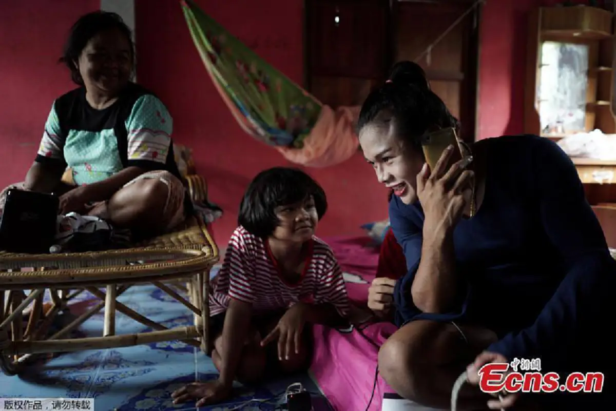 ดังแล้ว!! สื่อต่างประเทศ ตีแผ่ชีวิตดอกไม้เหล็กบนเวทีมวยไทย “น้องโรส” นักมวยไทยข้ามเพศ ที่กว่าจะมาเป็นแชมป์ ให้คนทั้งโลกได้ชื่นชม