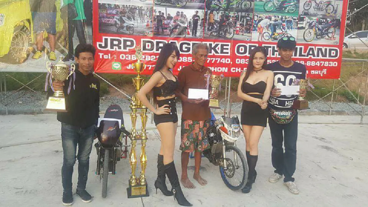 มีความสุขทุกครั้ง..ที่ได้ยินเสียงรถที่ตัวเองทำ!! "ป๋าเลง" วัย74 แว้นวัยทอง ถึงแก่แต่ยังเก๋า แต่งรถซิ่งคว้าแชมป์-กวาดรางวัลเพียบ!! พอรู้ประวั