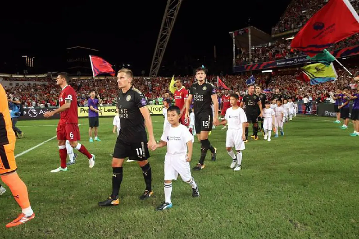 สานฝันให้เป็นจริง !! น้องพี-น้องปาง จูงมือผู้เล่นทีมเลสเตอร์ ซิตี้ ลงสนามในเกมพรีเมียร์ลีก เอเชีย โทรฟี 2017 นัดชิงชนะเลิศ กับ ลิเวอร์พูล