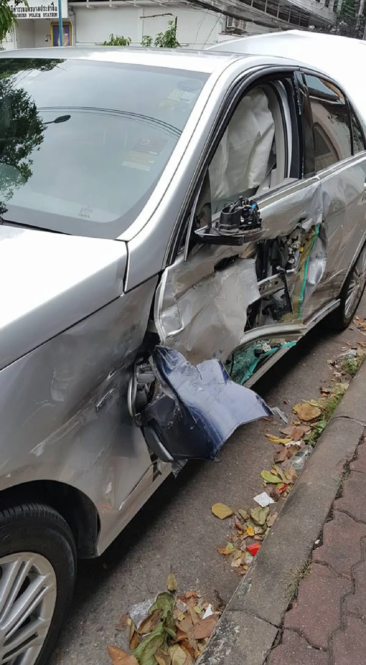 อัยการอีกแล้วครับท่าน?? สาวโพสต์จวกเละ อัยการกร่างโชว์อำนาจ กลับรถไปชนเบนซ์จนสภาพเละไม่ขอโทษ-แถมโชว์บัตรใส่!! แต่งานนี้อาจเจอตอ หลังคนโพสต์ล