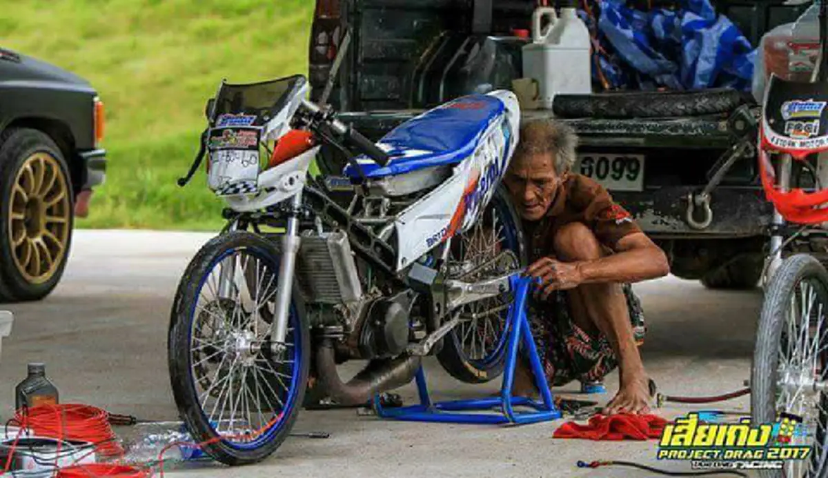 มีความสุขทุกครั้ง..ที่ได้ยินเสียงรถที่ตัวเองทำ!! "ป๋าเลง" วัย74 แว้นวัยทอง ถึงแก่แต่ยังเก๋า แต่งรถซิ่งคว้าแชมป์-กวาดรางวัลเพียบ!! พอรู้ประวั