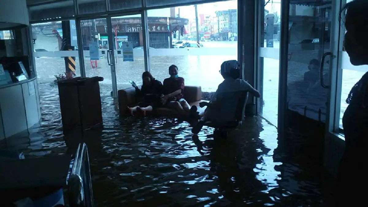 อ่วมวิกฤติหนัก!!! น้ำท่วมสกลนครเข้าขั้นอัมพาต ถนนจมบาดาลคนติดค้างหลายจุด-สนามบินหยุดทำการ โรงพยาบาลวุ่นย้ายผู้ป่วย!?! (มีคลิป)