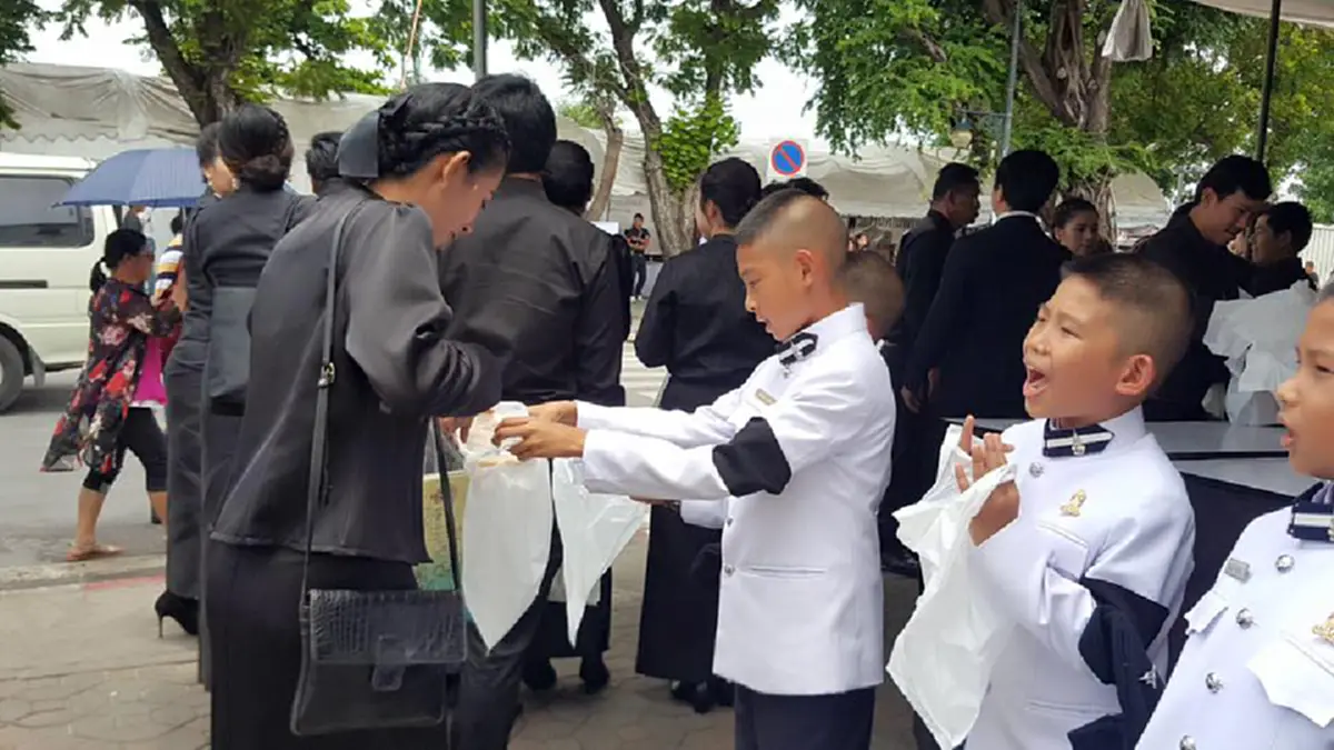 ด้วยน้ำพระทัย!!! สมเด็จพระเจ้าอยู่หัว ร.10 พระราชทานอาหารและน้ำดื่ม แก่ประชาชนที่มากราบพระบรมศพ ในหลวง ร.9