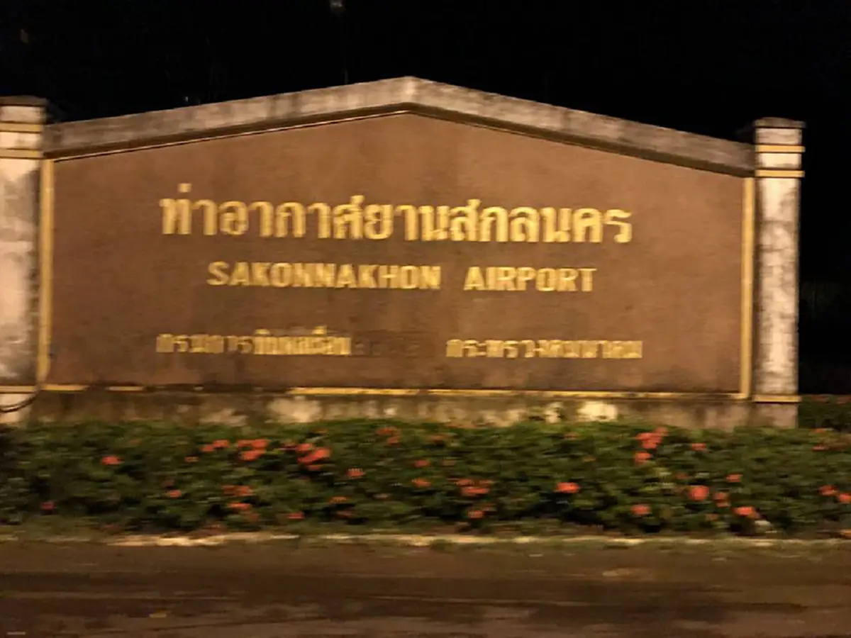 สกลนครอ่วมหนัก!! กองทัพเรือส่งกำลังพลเร่งขนย้ายยุทโธปกรณ์จมน้ำ หวั่นส่งผลกระกระทบท่าอากาศยานสกลนคร