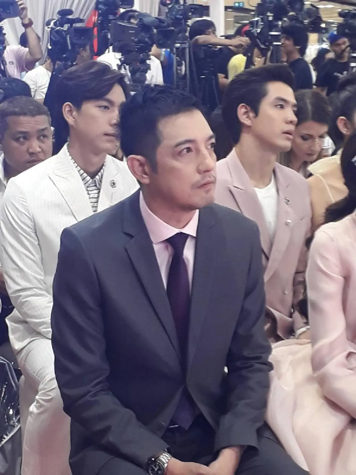 หลายคนไม่เคยรู้ !! ย้อนเส้นทางรัก "หนุ่ม ศรราม" เคยคบใครมาก่อน? พีคสุด "สาวๆ"แต่ละคนดีกรีไม่ธรรมดา มีใครบ้างตามไปดู !! (ชมภาพ)