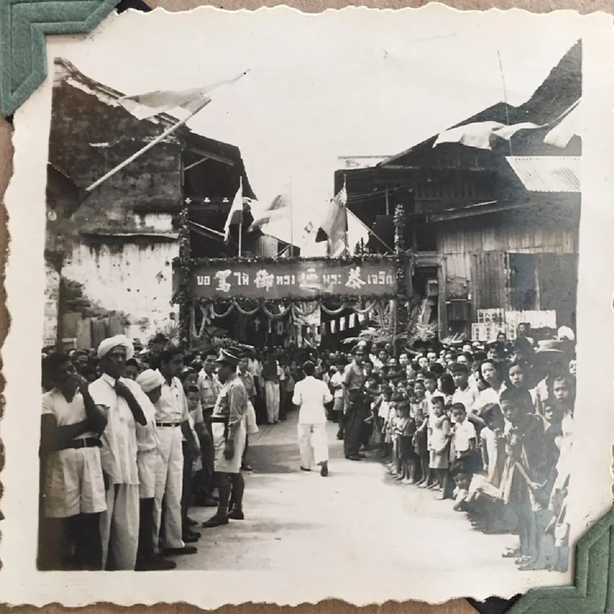 เป็นบุญตาแท้ๆ..ชมภาพประวัติศาสตร์ "ร.8และร.9" ทรงเชื่อมสองดวงใจไทย-จีนให้เป็นหนึ่ง เสด็จเยือนสำเพ็ง ประชาชนแน่นขนัด รอชื่นชมพระบารมี