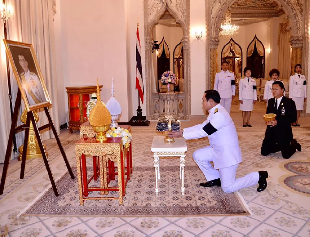 “ธ สถิตในดวงใจไทยนิรันดร์” !! "สมเด็จพระเจ้าอยู่หัว" พระราชทาน เสื้อโปโลสีดำ ที่มีภาพฝีพระหัตถ์เเละพระปรมาภิไธย แก่ "บิ๊กตู่" เเละ"ครม."