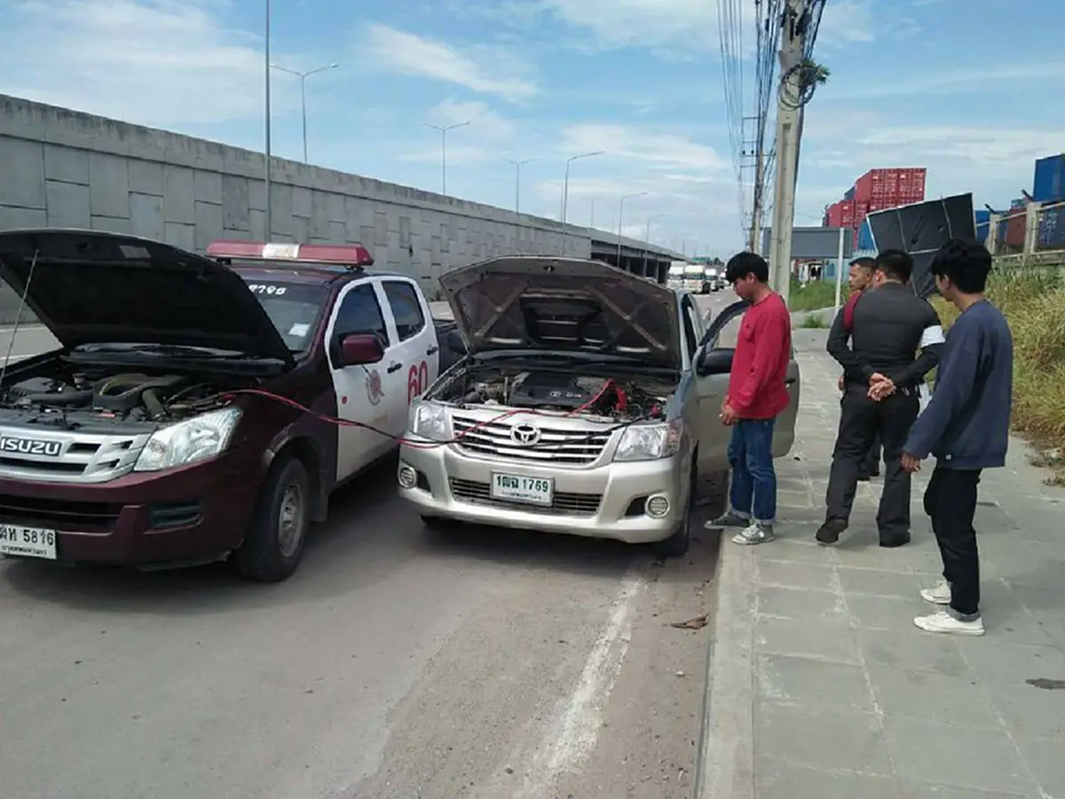 ตำรวจดีก็มีนะ!! ชาวเน็ตเเห่เเชร์ตำรวจน้ำใจงาม เข้าช่วยเหลือหนุ่มน้ำมันรถหมดกลางทาง แบบนี้สิที่สังคมต้องการ!!