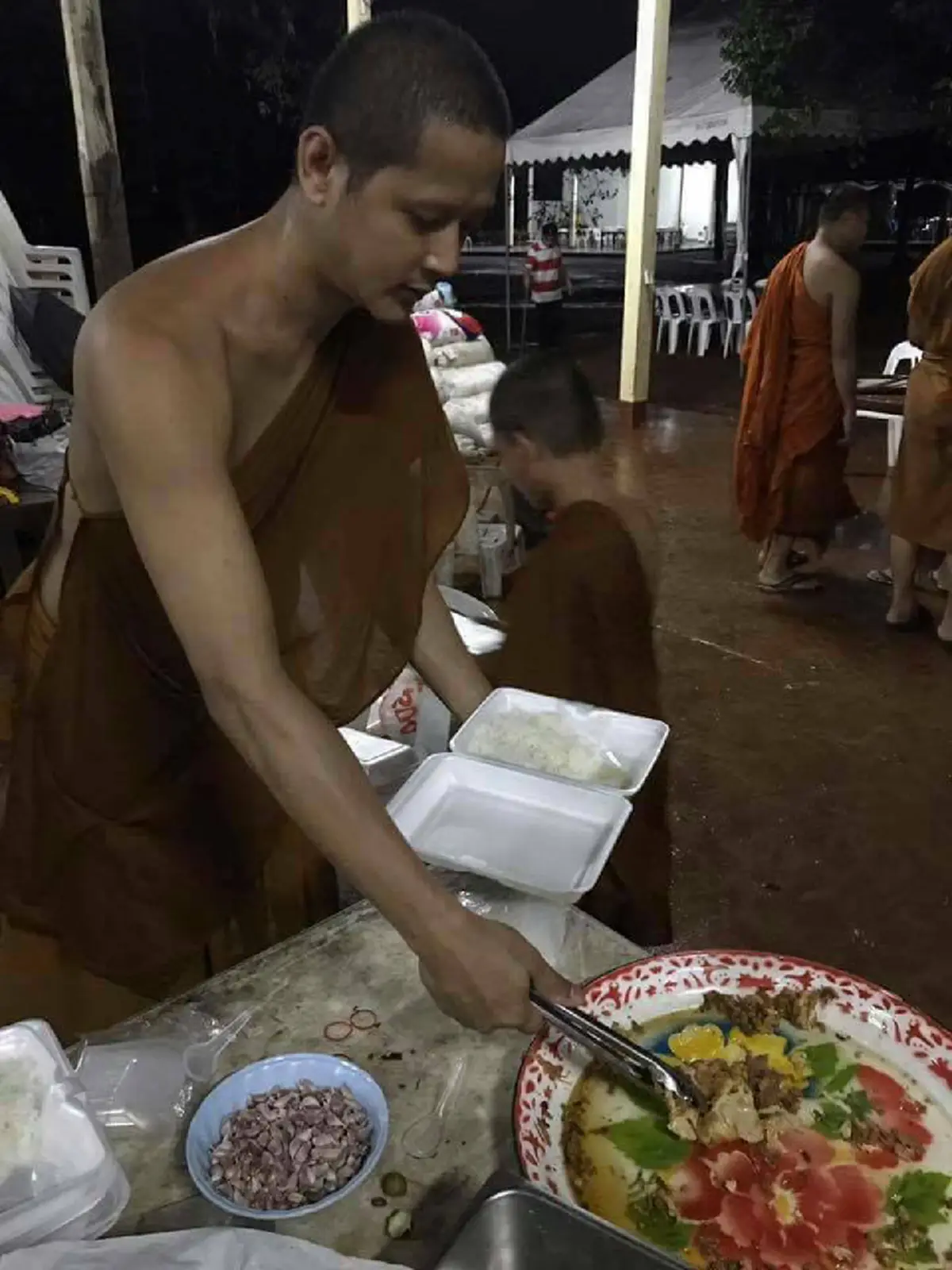 สาธุกันทั้งจังหวัด!!! "พระสงฆ์สามเณร" ประกอบอาหารแจกชาวบ้านชาวสกลนคร หลังเจอวิกฤตน้ำท่วมหนัก