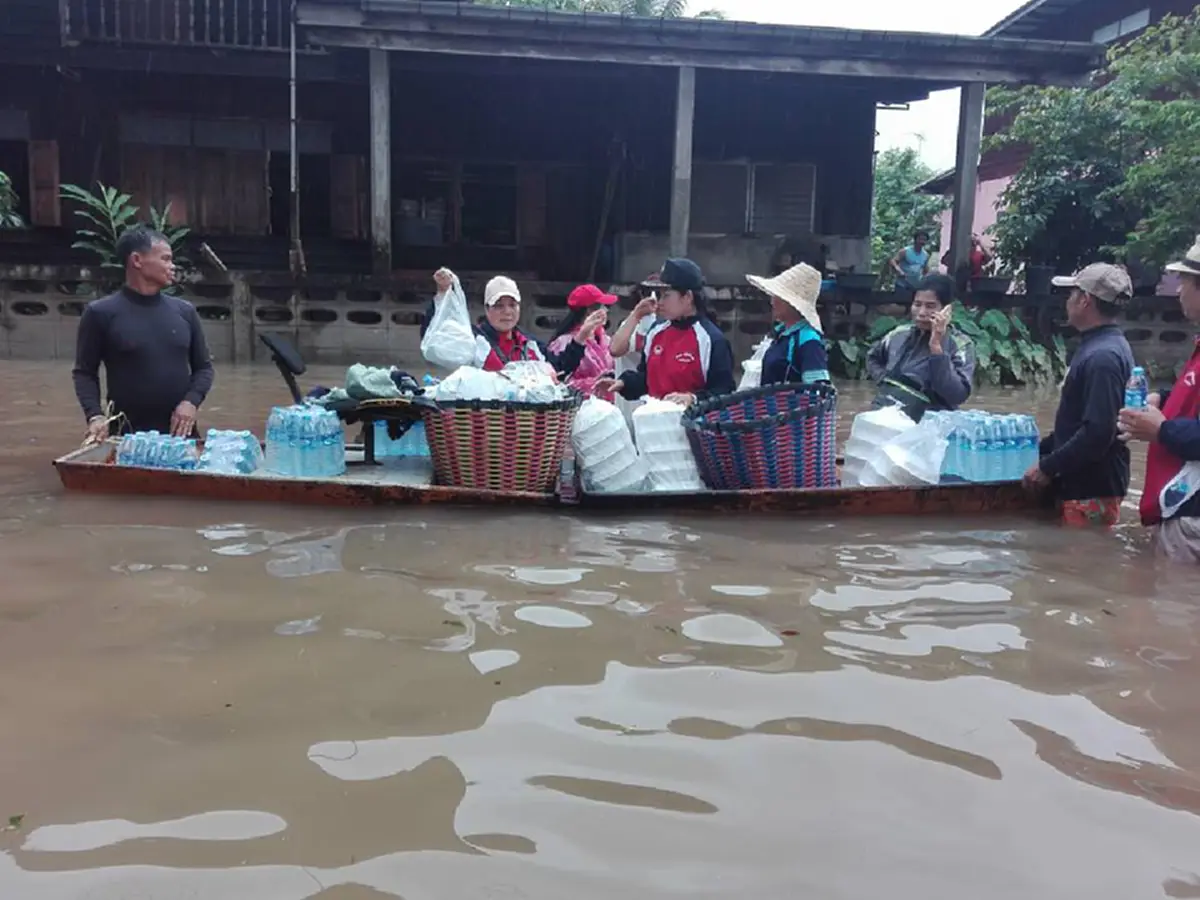 ประมวลภาพน้ำท่วมสกลนครเช้านี้ หลายอำเภอยังคงวิกฤติหนัก เร่งอพยพผู้สูงอายุ !! (คลิป+ภาพ)