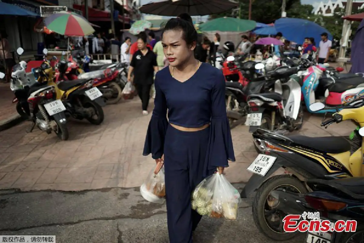 ดังแล้ว!! สื่อต่างประเทศ ตีแผ่ชีวิตดอกไม้เหล็กบนเวทีมวยไทย “น้องโรส” นักมวยไทยข้ามเพศ ที่กว่าจะมาเป็นแชมป์ ให้คนทั้งโลกได้ชื่นชม