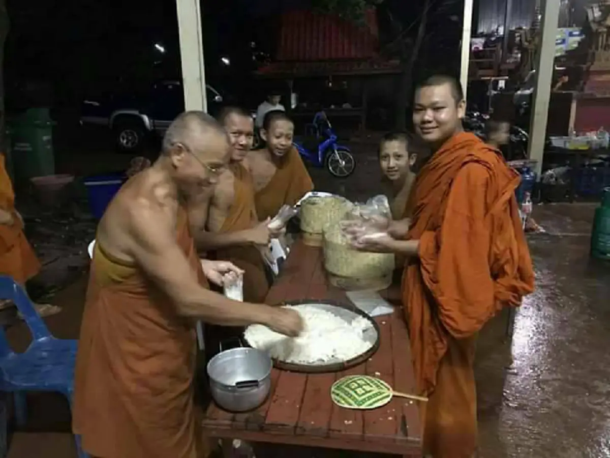 สาธุกันทั้งจังหวัด!!! "พระสงฆ์สามเณร" ประกอบอาหารแจกชาวบ้านชาวสกลนคร หลังเจอวิกฤตน้ำท่วมหนัก
